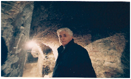 Loriano Macchiavelli ne "I sotterranei di Bologna" (Foto Iguana Press) Loriano Macchiavelli ne "I sotterranei di Bologna" (Foto Iguana Press)
